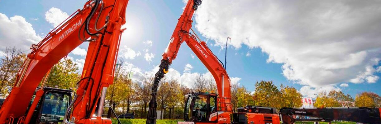 Hitachi presents Zaxis-7 model with clamshell telescopic arm