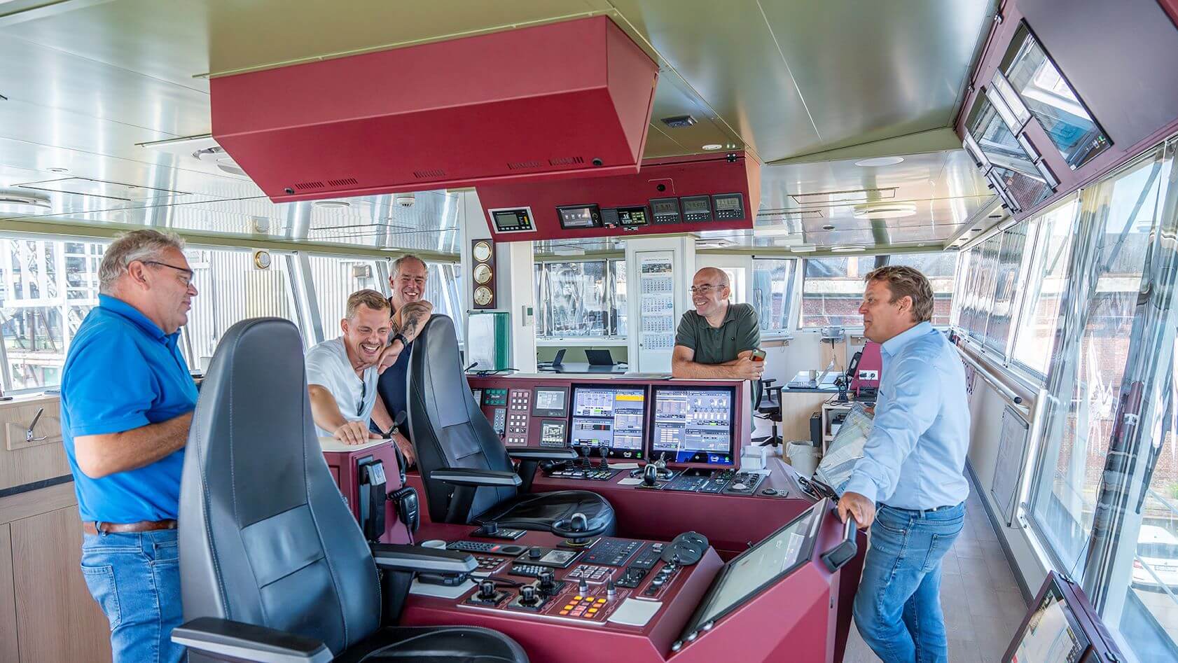 Machiel ’t Hoen (MSA-Service) and Jan Willem de Wit (HollandMT) talking with the crew of HEGEMANN V.