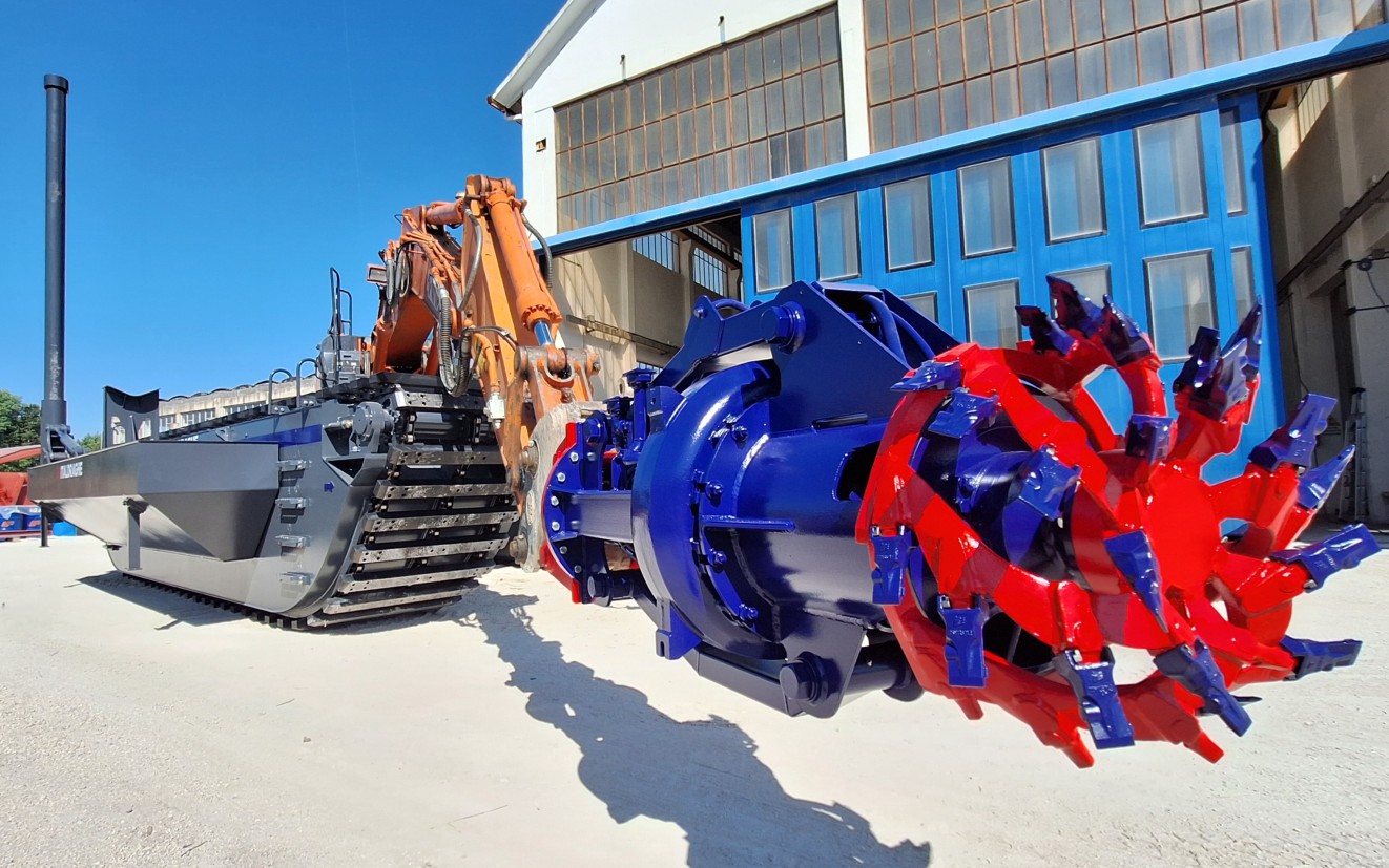 VIDEO: Italdraghe amphibious undercarriage and BD1 pump at work on Lake Trasimeno